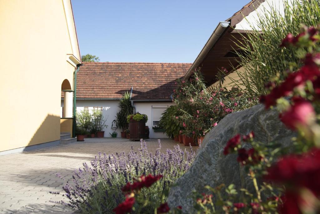 Ferienhof Uhudler-Arkaden Stegersbach Exteriör bild